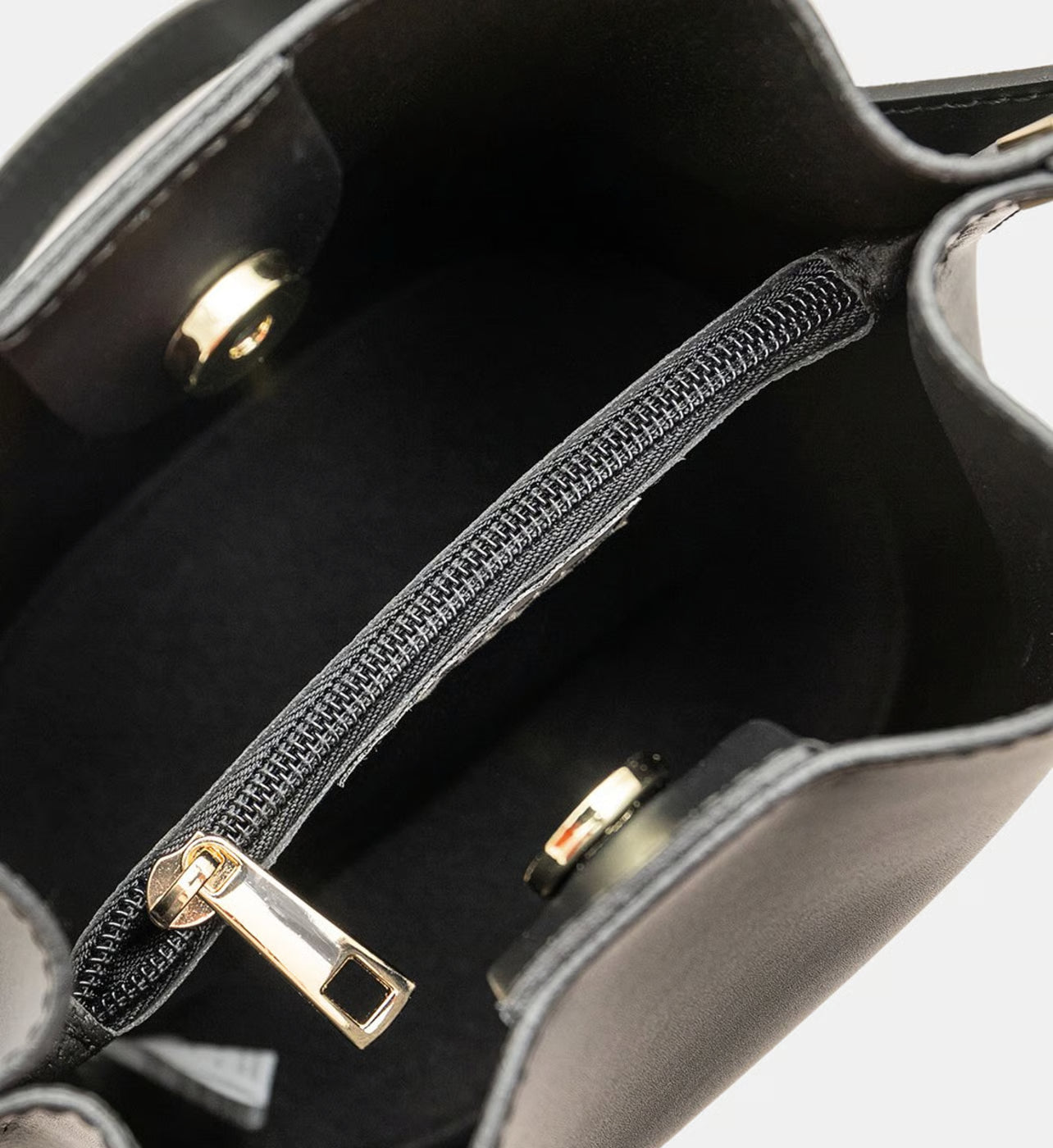 Cherry Paris Sac seau Nita en cuir