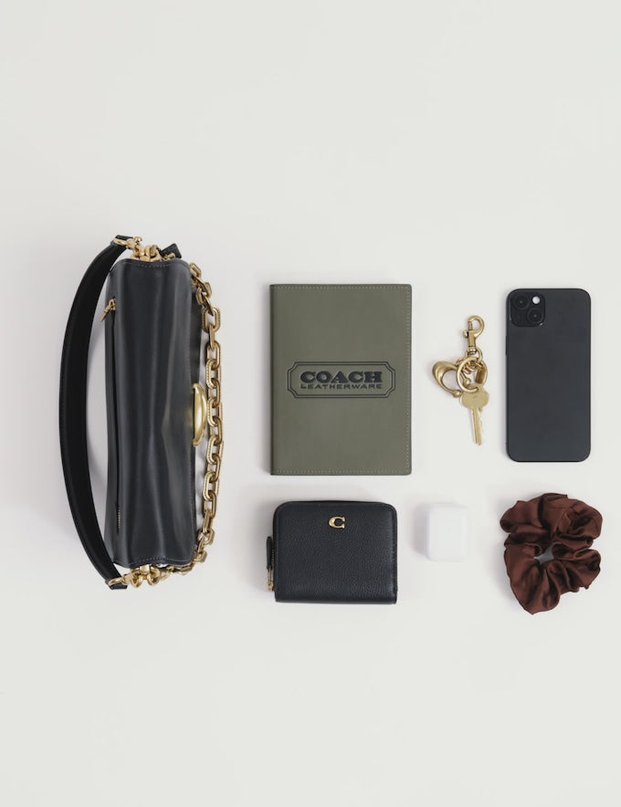 Charger la vidéo : Sac épaule avec chaîne Tabby